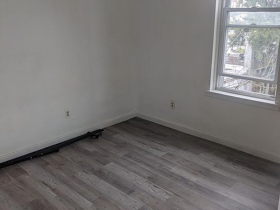 3rd image of 1528 W Erie Ave #6