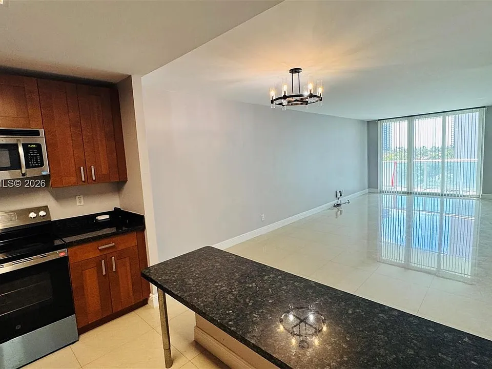19390 Collins Ave #624