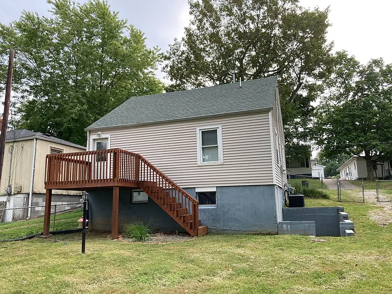 504 Henry St — Photo 33