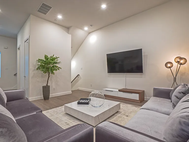 5002 San Jacinto St — Photo 3