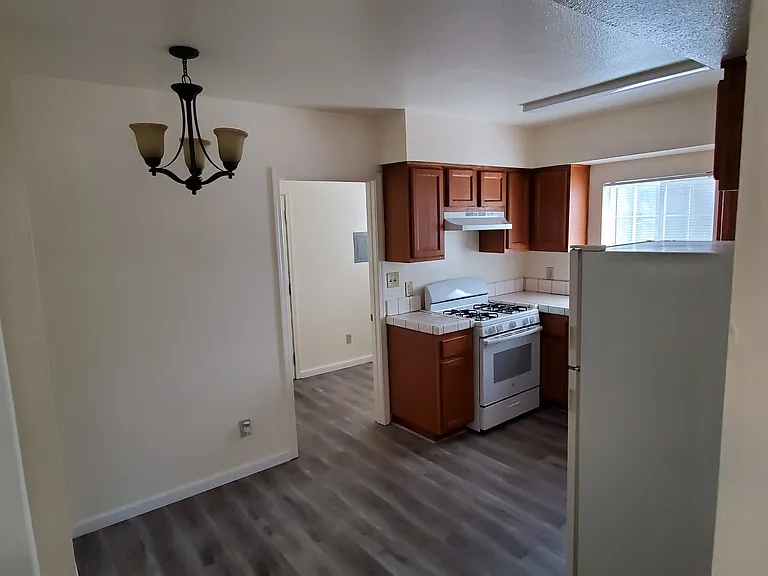 571 El Camino Ave — Photo 2