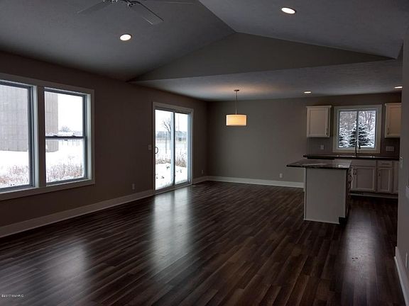 4th image of 692 Settlement Ln