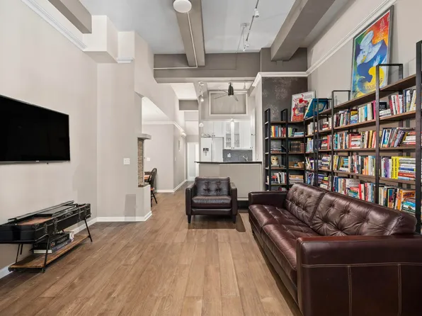 310 East 46th Street 4L image 1 of 13