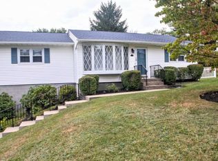 24 Sunny Knolls Dr, Poughkeepsie, NY 12603