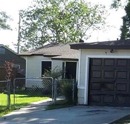 3rd image of 104 Carver St