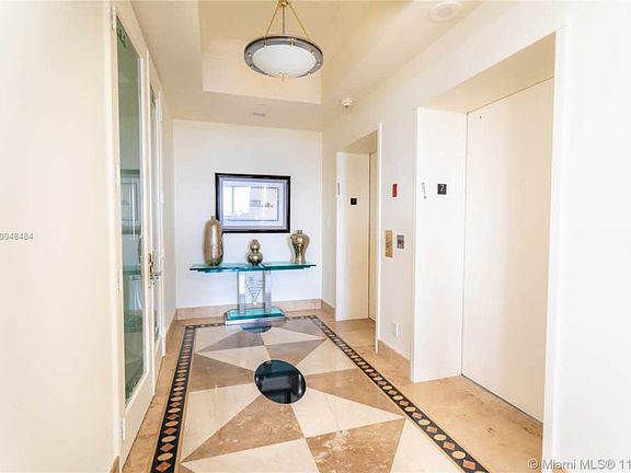5th image of 20165 NE 39th Pl APT 702