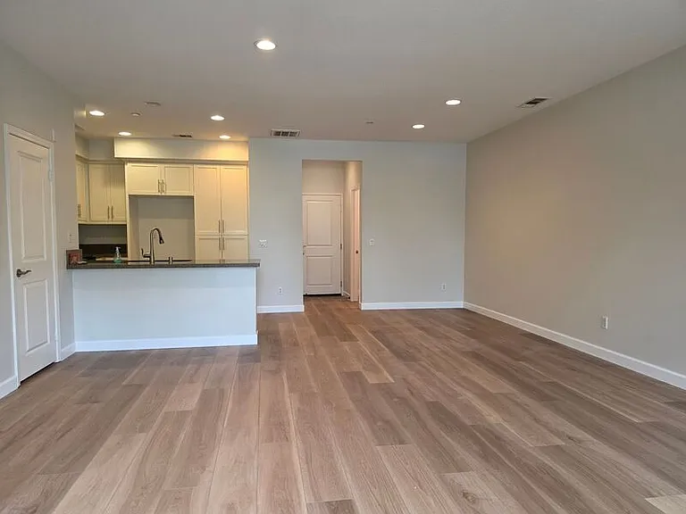 15236 Davenport St — Photo 5