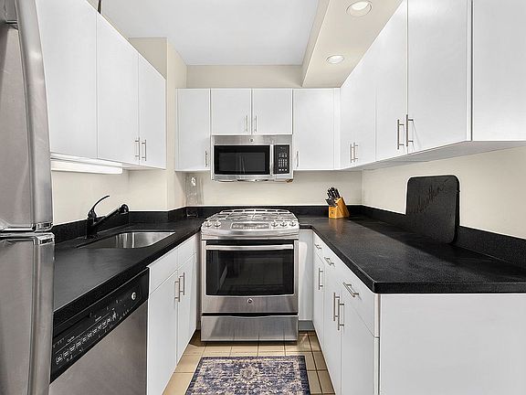 2nd image of 2250 Broadway APT 12B