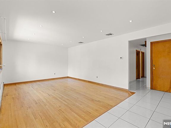 5th image of 1042 Harvard Pl