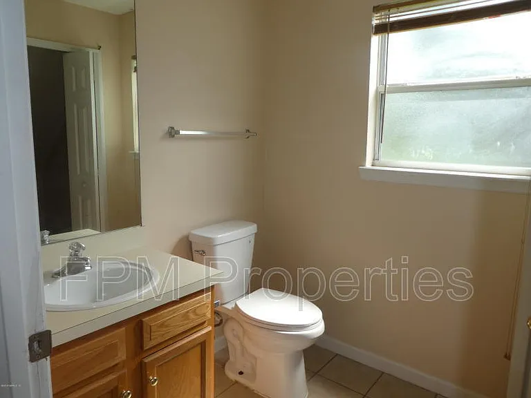1017 Crestwood St — Photo 6