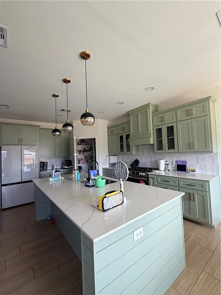 4 bed, 3.0 bath, 1810 sqft, $2,600 — Photo 4