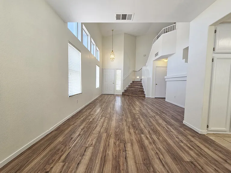 1900 Villa Vista Way — Photo 4