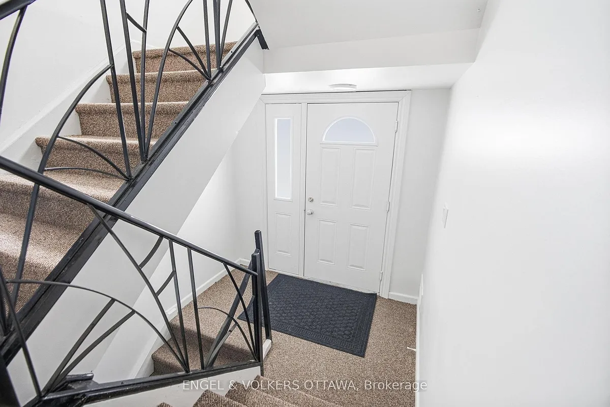 Building Photo - 896 Pinewood Cres #1