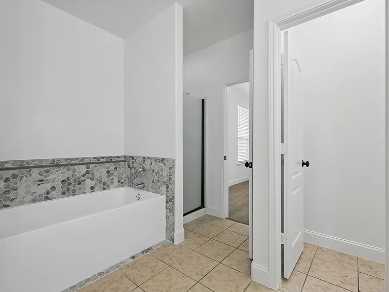 924 Charleston Ln — Photo 8