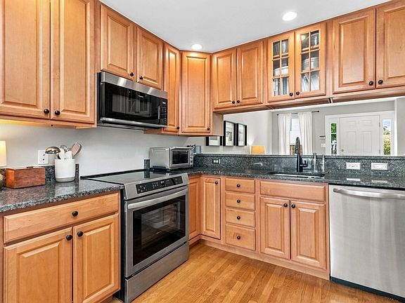 3rd image of 9 Russell St Unit 3