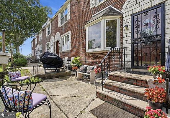 3rd image of 1118 Tremont Dr