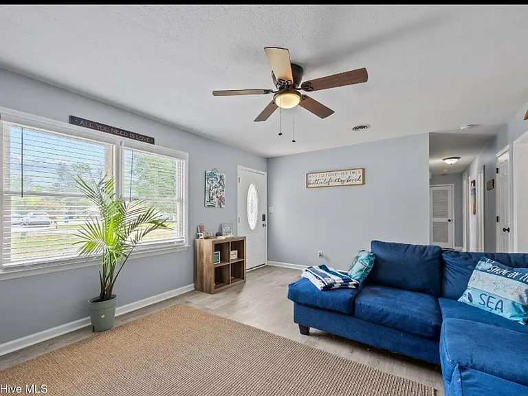 100 Leslie Ln — Photo 17