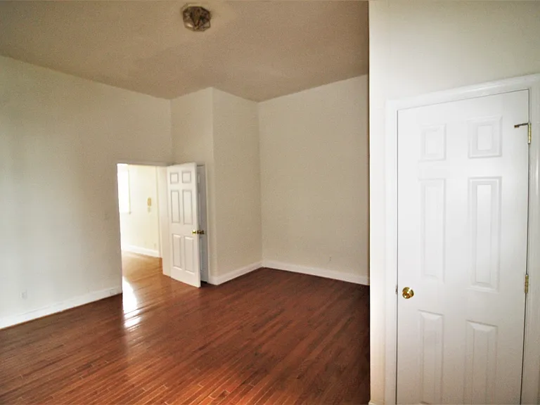 809 Park Ave — Photo 9