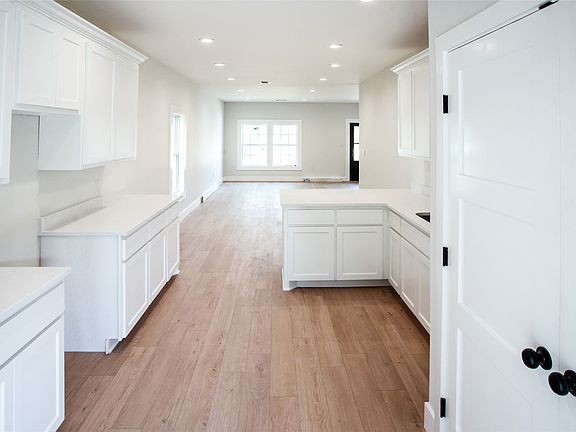 5th image of 305 W Oak St