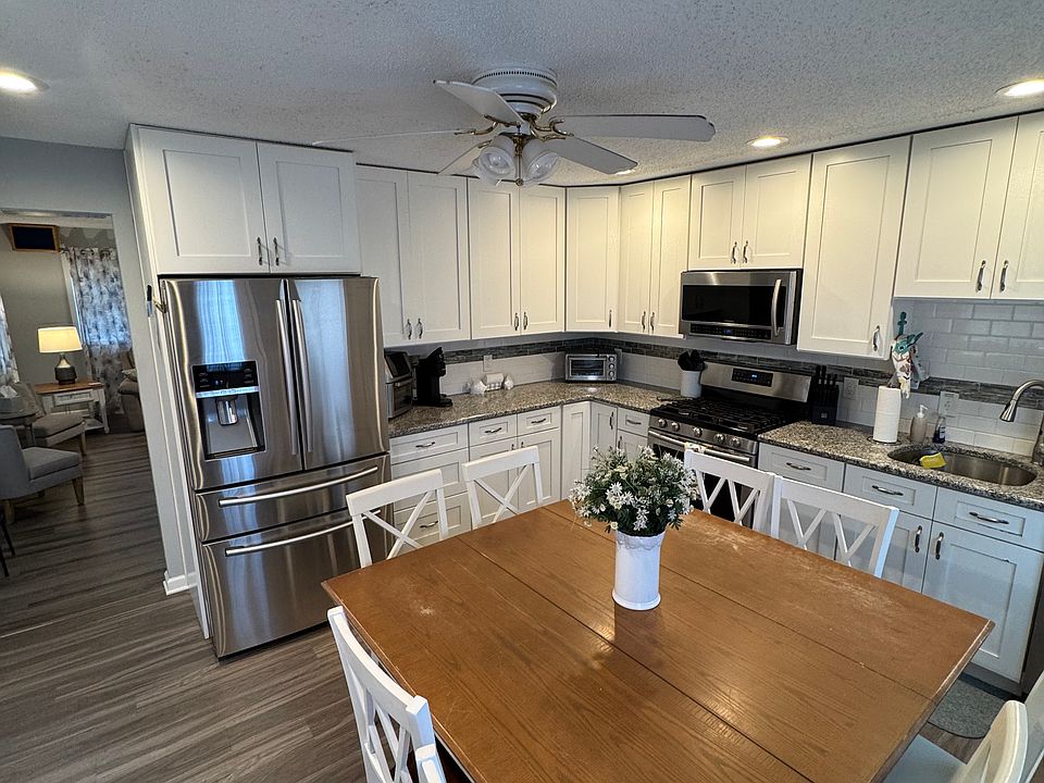 Kitchen with all appliances