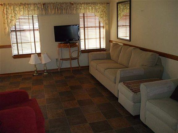 4th image of 808 Carriage Ln
