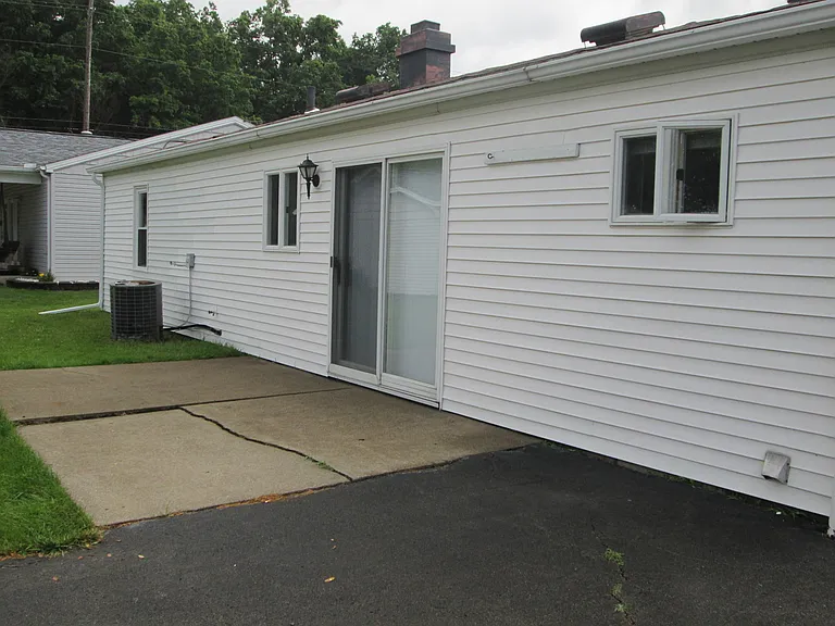 3504 Oakview Dr — Photo 2