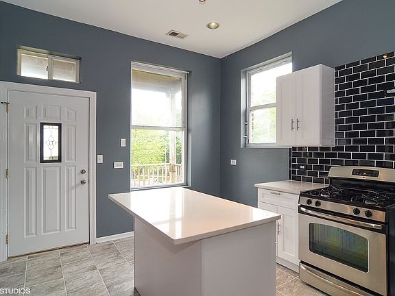 3rd image of 3017 N Clybourn Ave #2