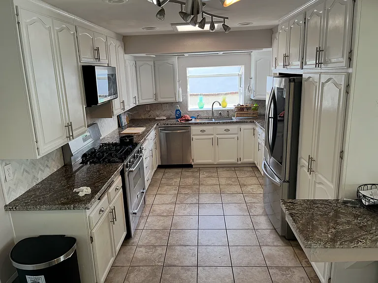 1237 Elsinor Ave — Photo 4
