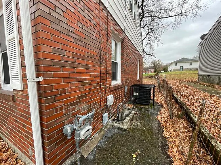 802 Rowles Ave — Photo 3
