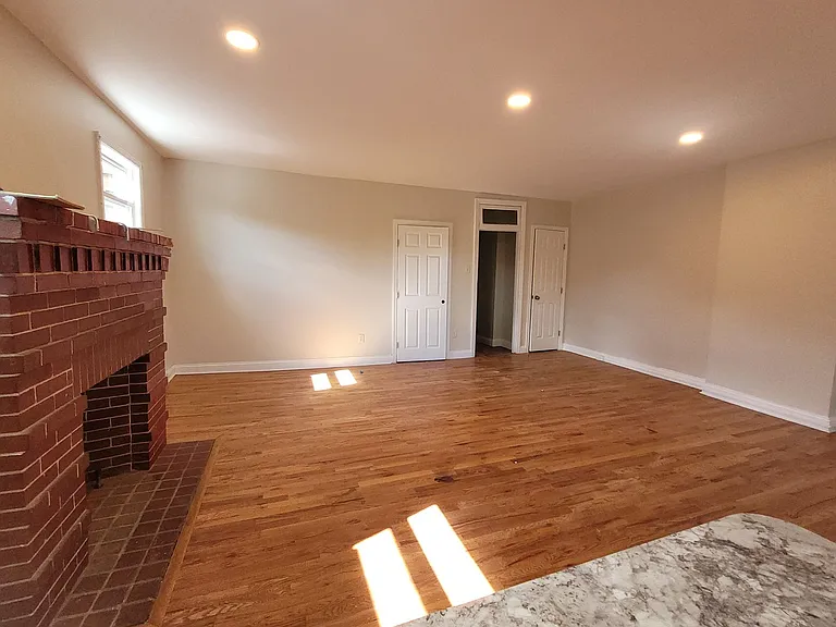 905 E King St — Photo 11
