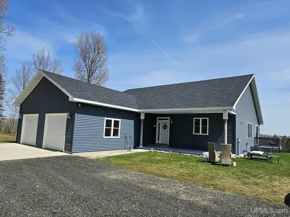 7968 W Herzog Rd, Iron Mountain, MI 49801