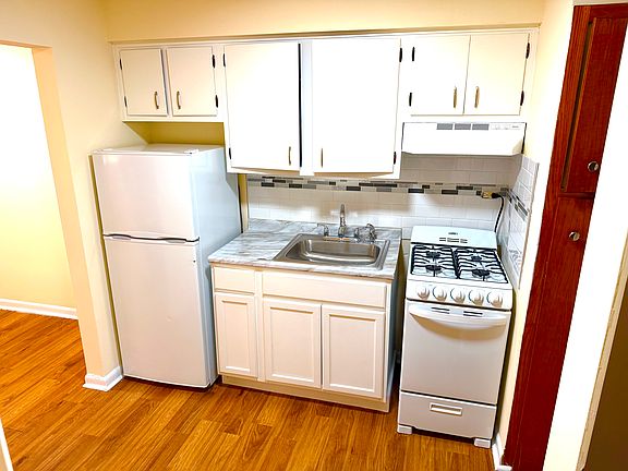 3rd image of 602 N Wolf Rd APT 5