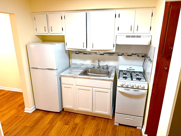 602 N Wolf Rd #5 — Photo 4