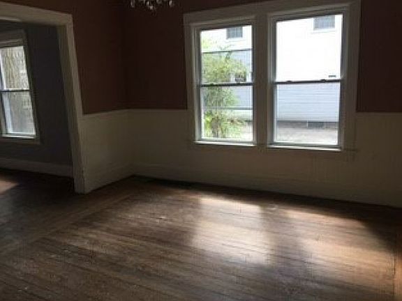 5th image of 381 Roselawn Ave NE