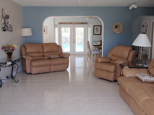 2nd image of 534 Crescent Dr