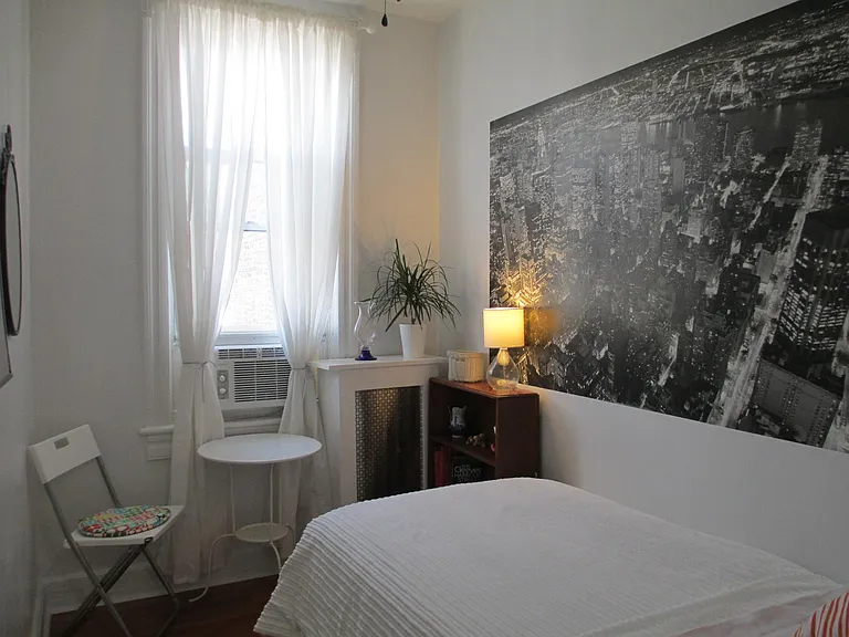 small bedroom3, bonus room with twin bed.