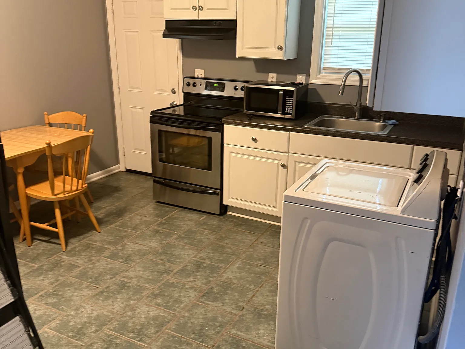 2 bed, 900 sqft, $1,800 — Photo 2