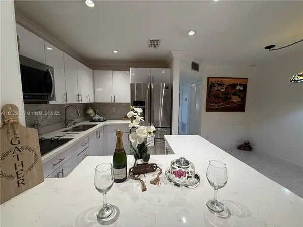 8851 Sunrise Lakes Blvd APT 203, Sunrise, FL 33322