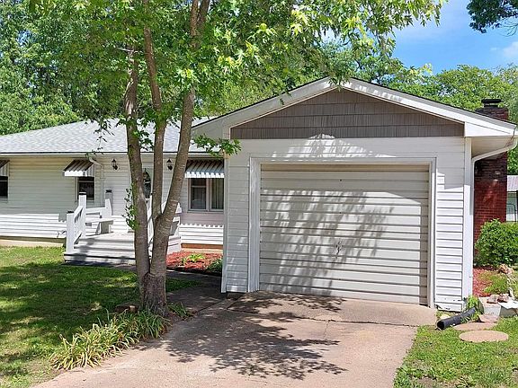 2nd image of 206 S Hill Dr