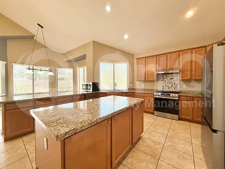 7310 S 26th Ln — Photo 5