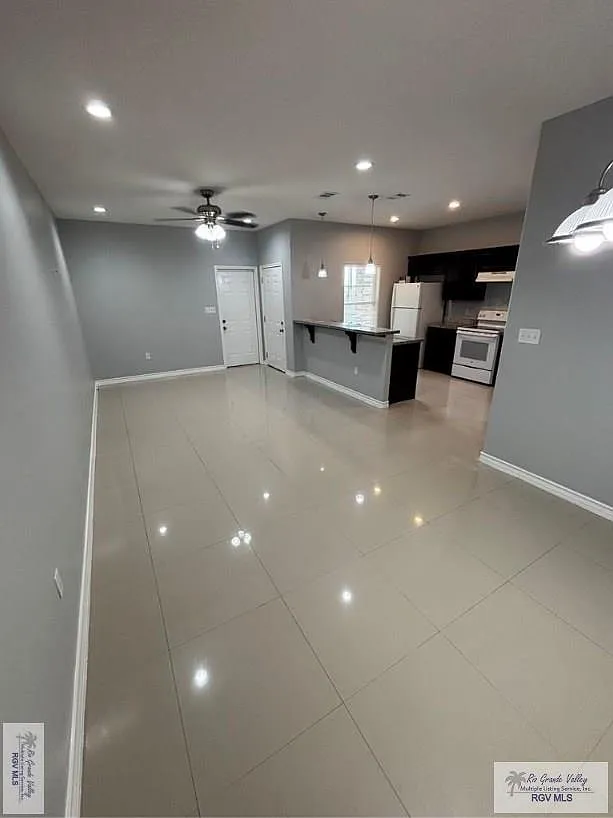 3 bed, 2.0 bath, 1348 sqft, $1,400 — Photo 3