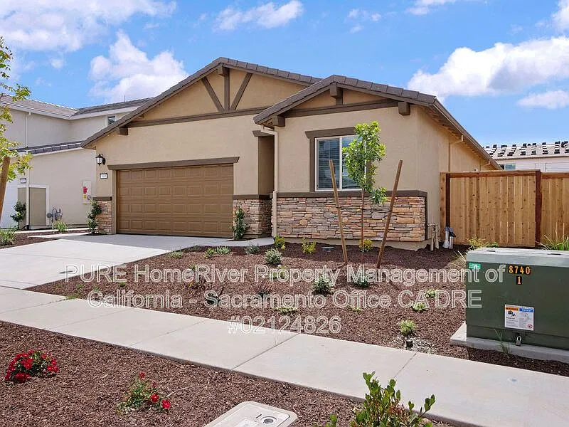 3 bed, 2.0 bath, 1811 sqft, $2,795 — Photo 1