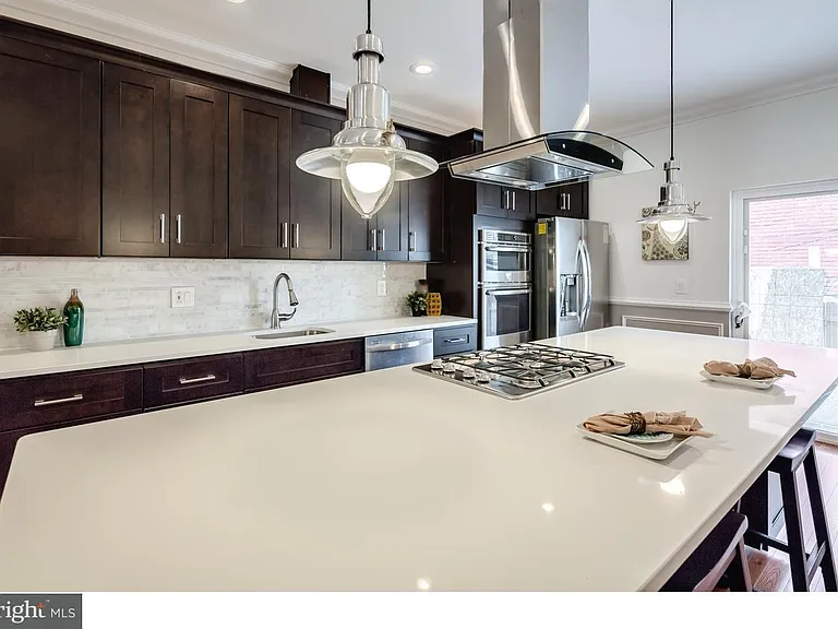 1537 Dickinson St — Photo 2