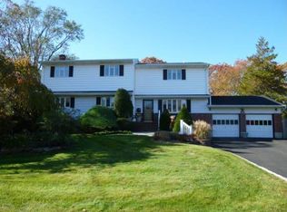 976 Hampshire Rd, Bay Shore, NY 11706