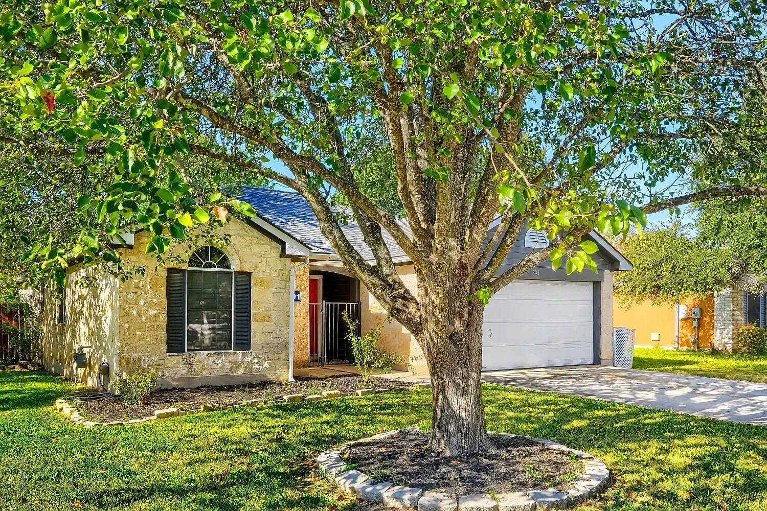 3 bed, 2.0 bath, 1206 sqft, $1,800 — Photo 2