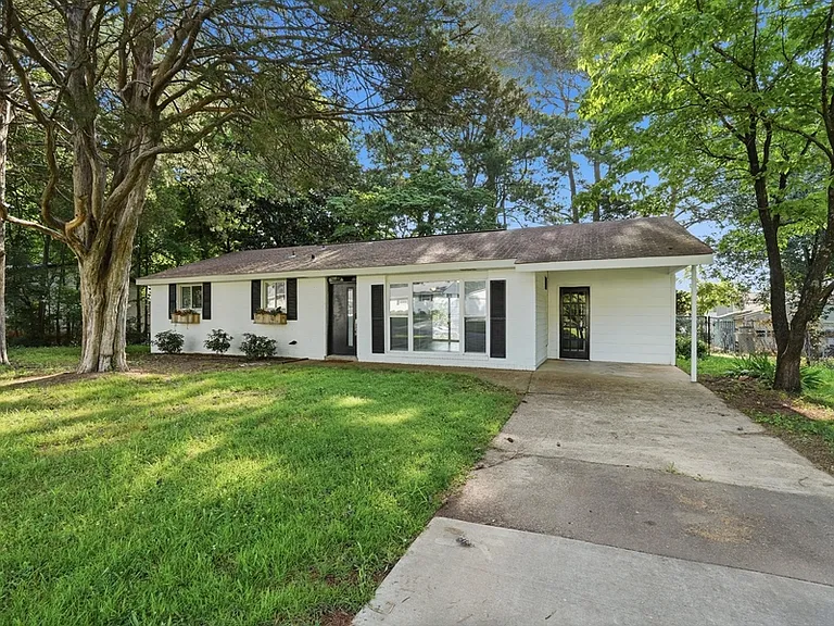 308 Harolds Dr NW — Photo 2