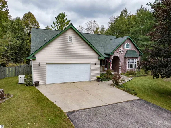 2296 W Cheyenne Dr, West Branch, MI 48661