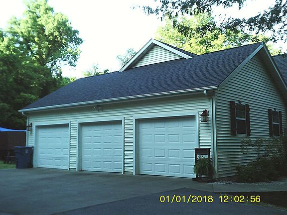 3 car garage w/wkbnch/pegbd