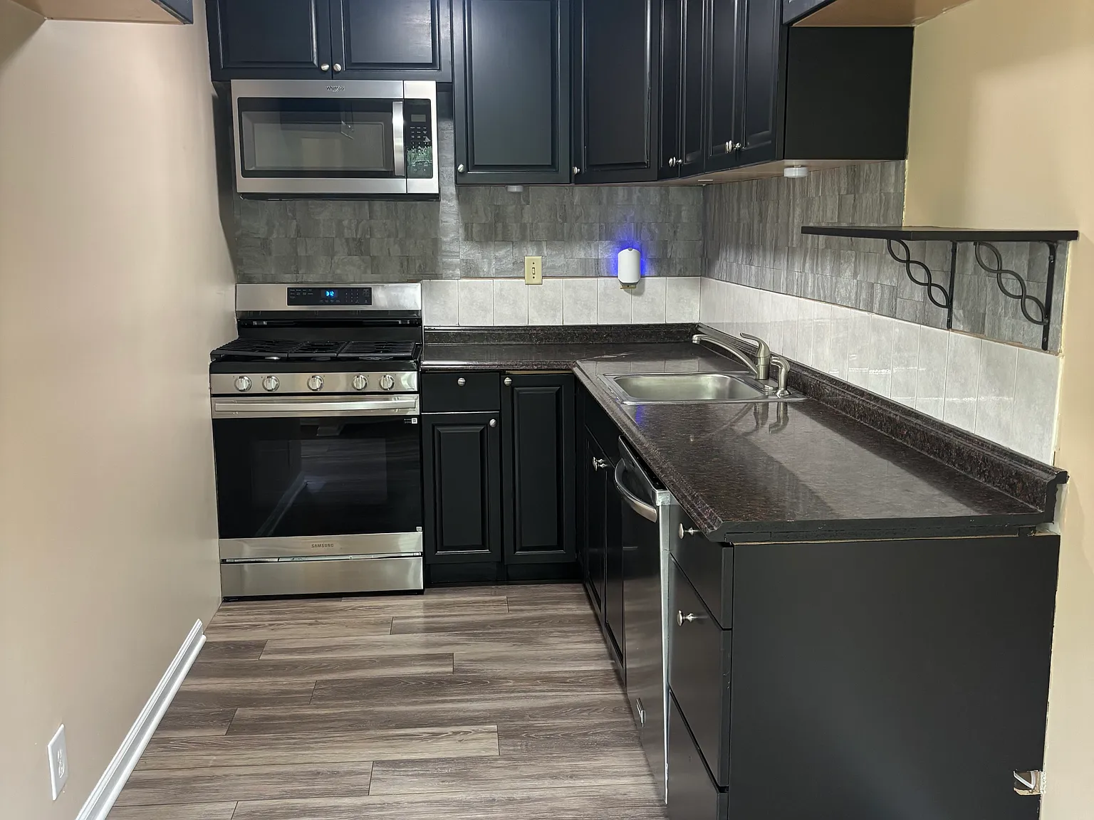 3 bed, 1.5 bath, 1322 sqft, $2,000 — Photo 2