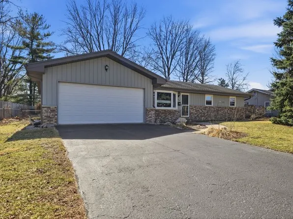 318 Dee Rd, North Aurora, IL 60542